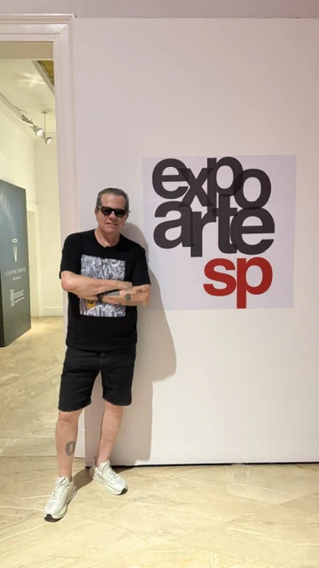 Alessandro beside the Expoarte SP exhibition identity wall.